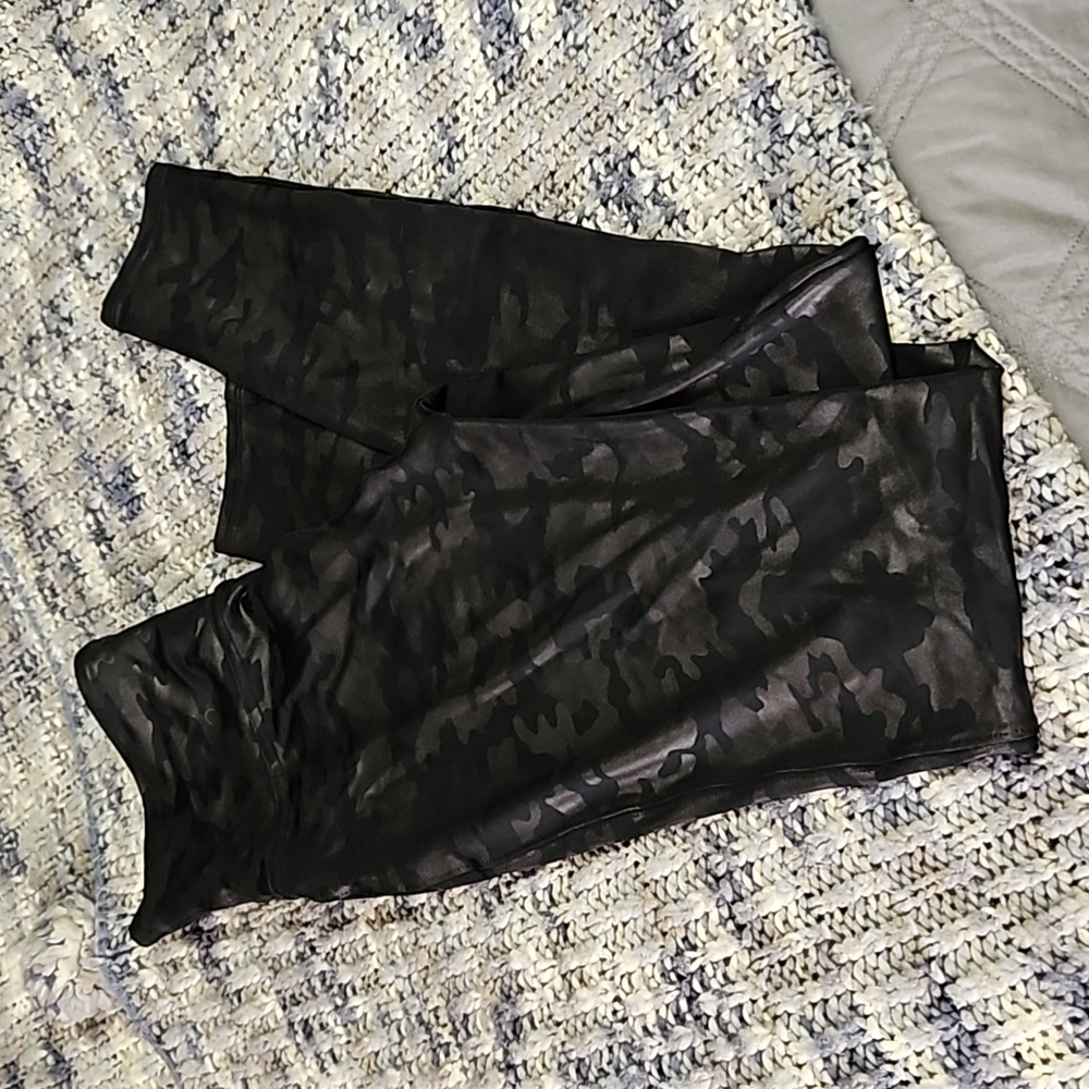 Nwot leggings..spanx.. black camo